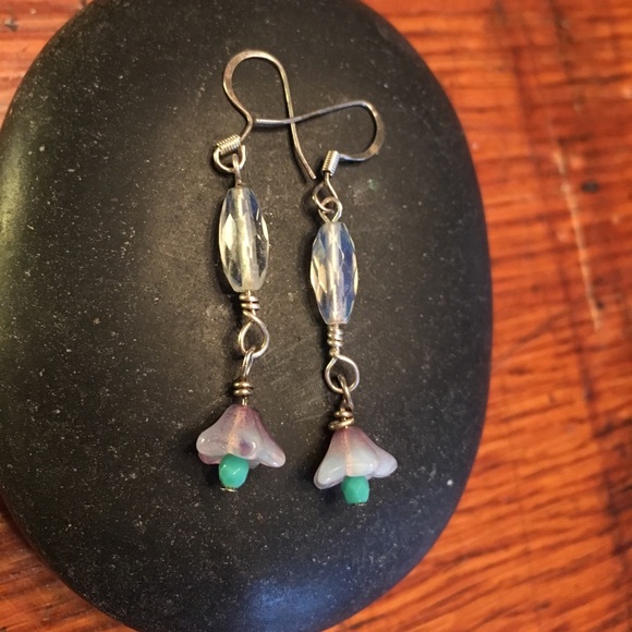 Dainty flower earrings - Picture 2 of 3